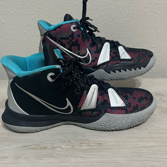 NIKE KYRIE  Size 7Y Sneakers Metallic Sliver Black Blue - YOUTH SIZE - Picture 3 of 10
